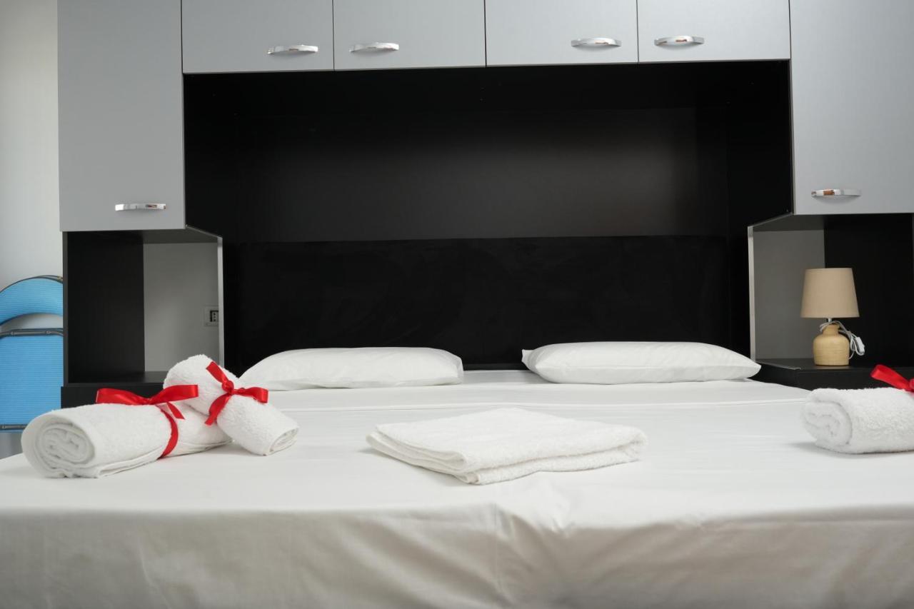 Merry'S Apartment Durres Bagian luar foto